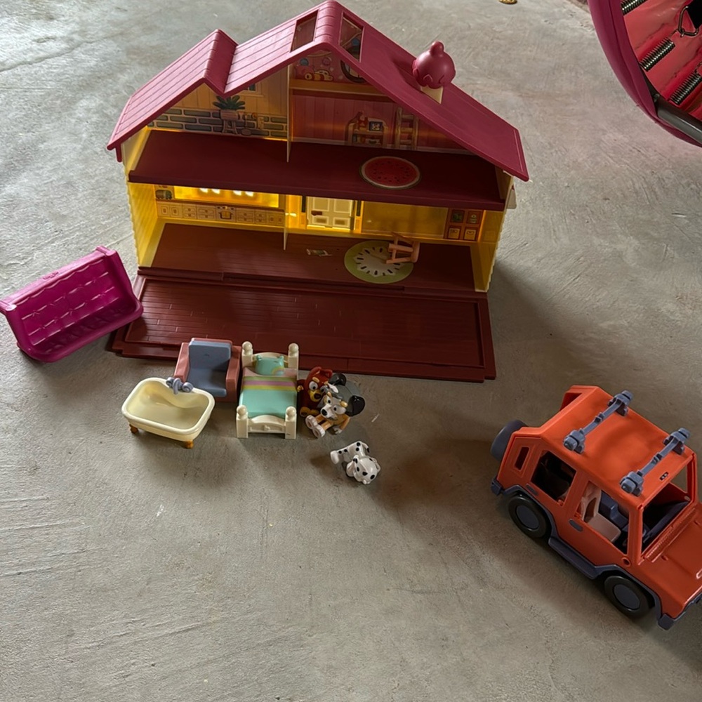 Bluey TV Heeler Family Home Pack and Go Playset -